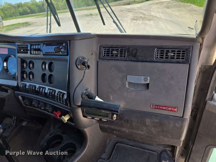 image for item EM7262 2012 Kenworth T800 semi truck