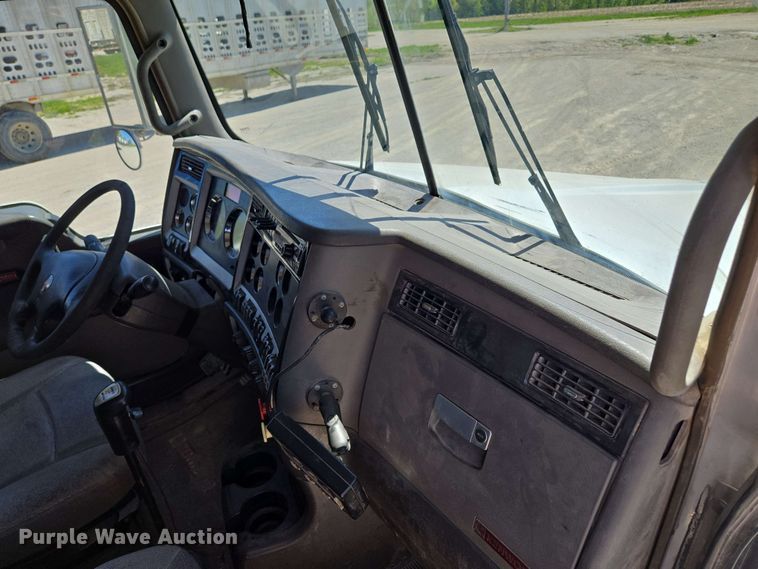 image for item EM7262 2012 Kenworth T800 semi truck