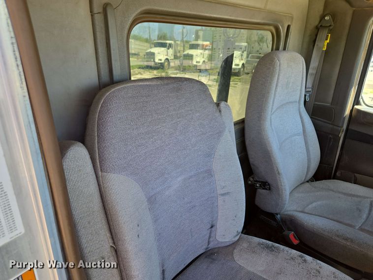 image for item EM7262 2012 Kenworth T800 semi truck