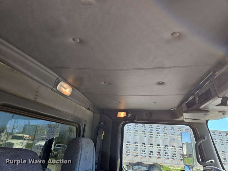 image for item EM7262 2012 Kenworth T800 semi truck