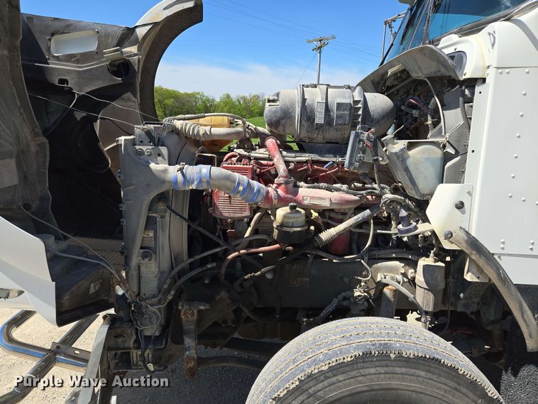 image for item EM7262 2012 Kenworth T800 semi truck