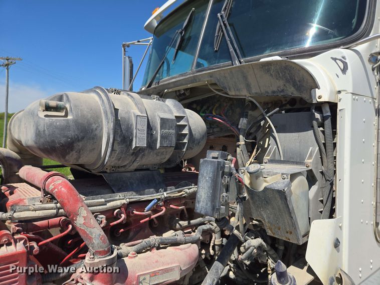 image for item EM7262 2012 Kenworth T800 semi truck