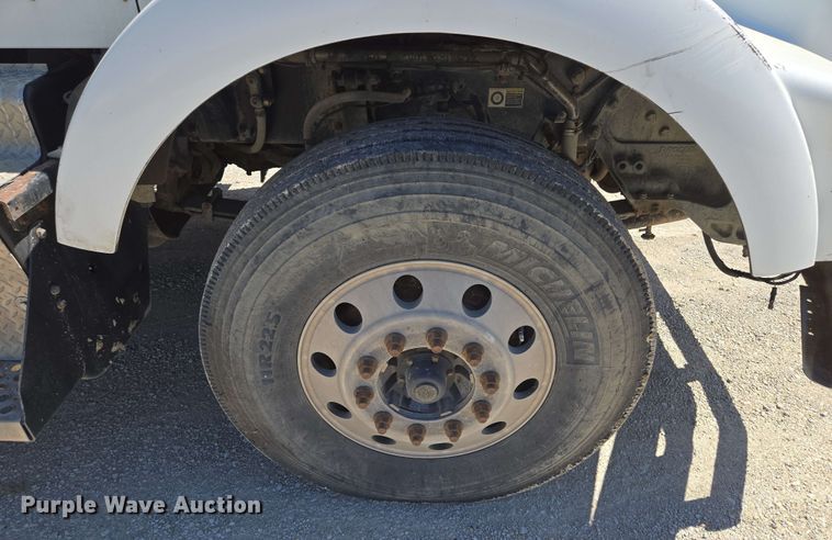 image for item EM7262 2012 Kenworth T800 semi truck