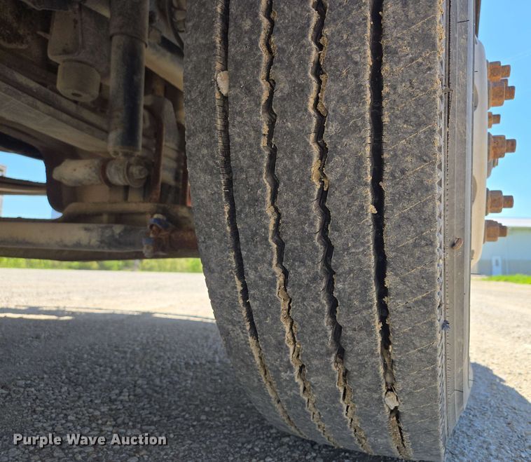 image for item EM7262 2012 Kenworth T800 semi truck