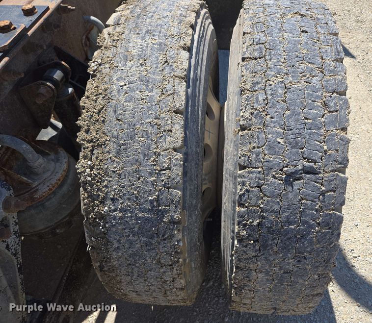 image for item EM7262 2012 Kenworth T800 semi truck