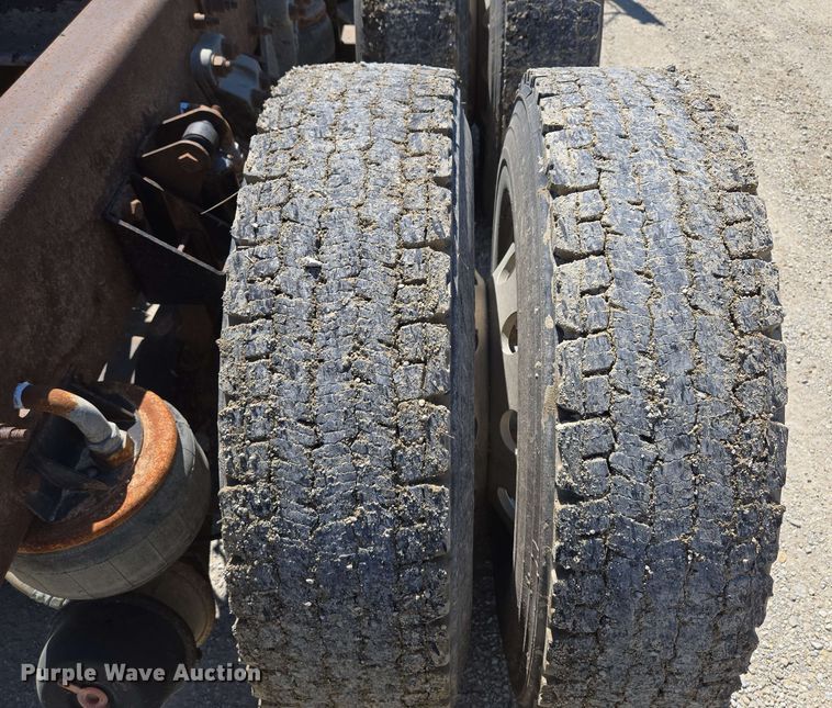 image for item EM7262 2012 Kenworth T800 semi truck