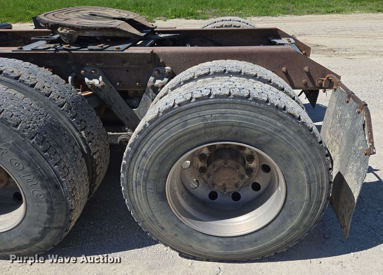 image for item EM7262 2012 Kenworth T800 semi truck