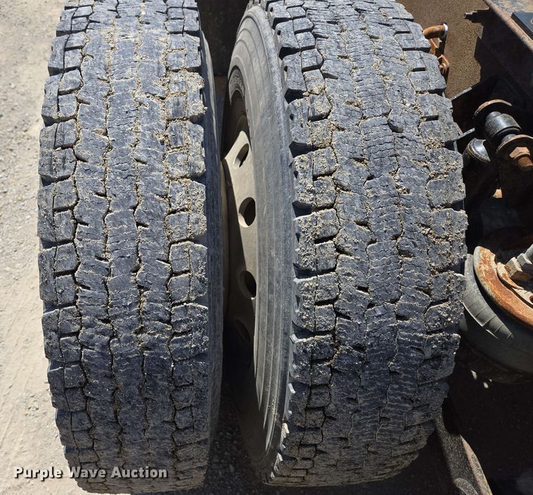 image for item EM7262 2012 Kenworth T800 semi truck