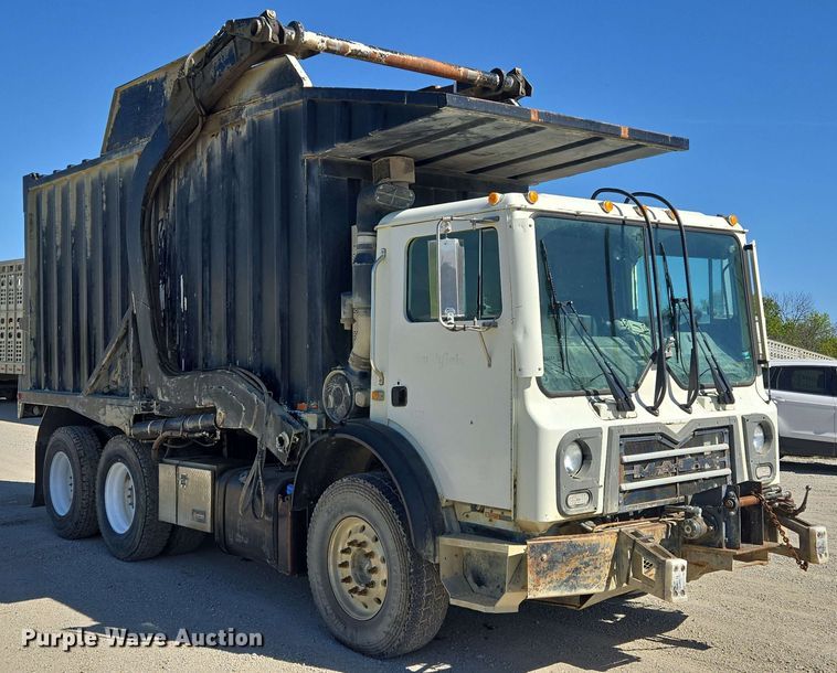 image for item EM7263 2014 Mack MRU613 refuse truck