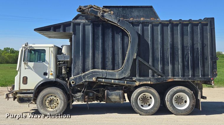 image for item EM7263 2014 Mack MRU613 refuse truck