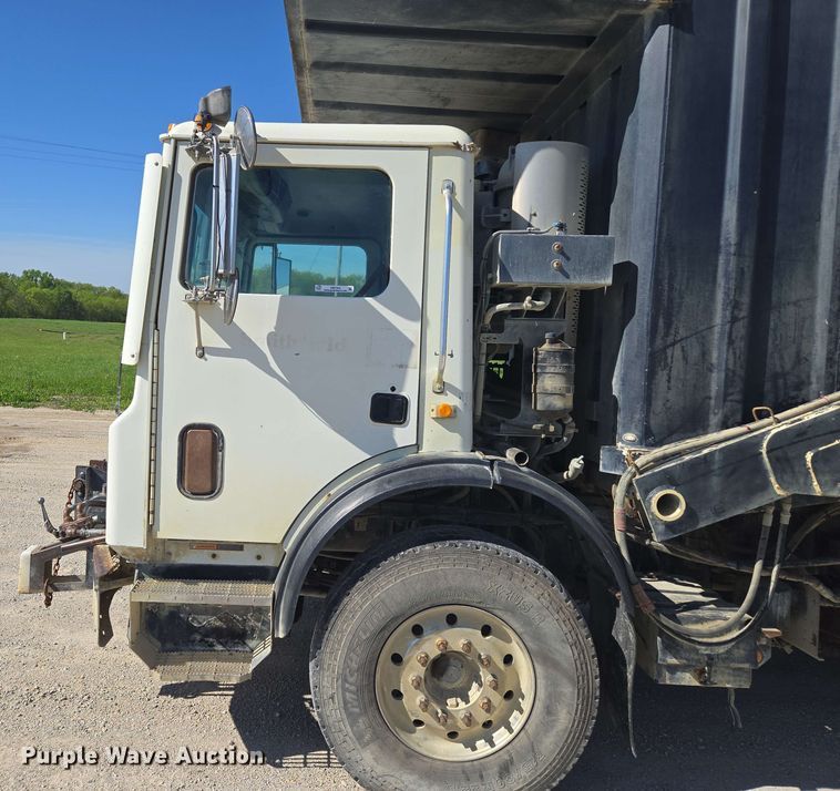 image for item EM7263 2014 Mack MRU613 refuse truck