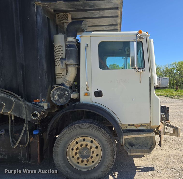 image for item EM7263 2014 Mack MRU613 refuse truck