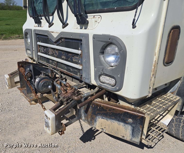 image for item EM7263 2014 Mack MRU613 refuse truck