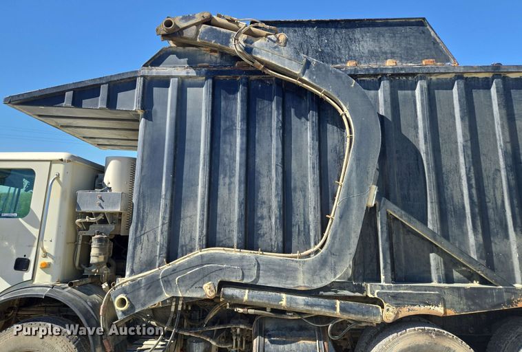 image for item EM7263 2014 Mack MRU613 refuse truck