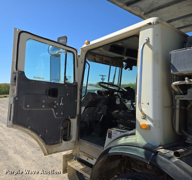 image for item EM7263 2014 Mack MRU613 refuse truck