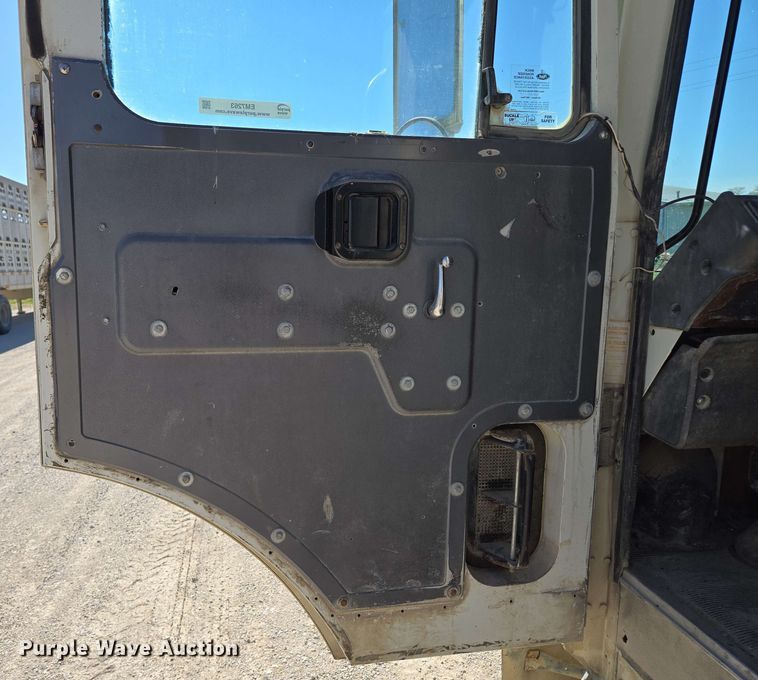 image for item EM7263 2014 Mack MRU613 refuse truck