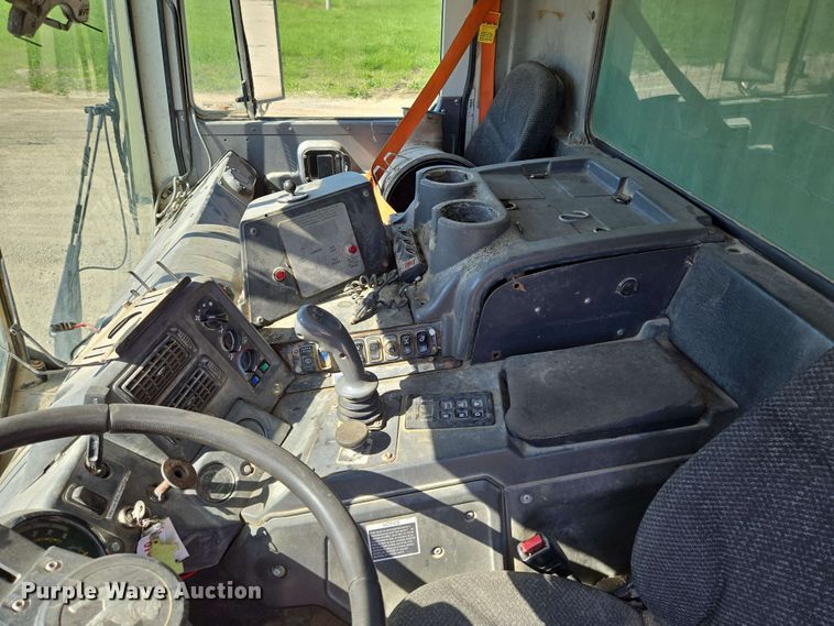 image for item EM7263 2014 Mack MRU613 refuse truck