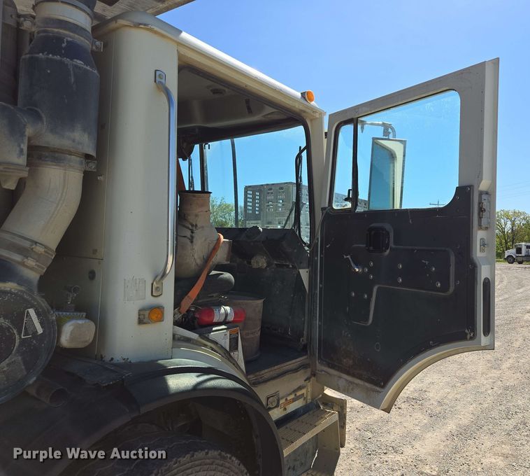 image for item EM7263 2014 Mack MRU613 refuse truck