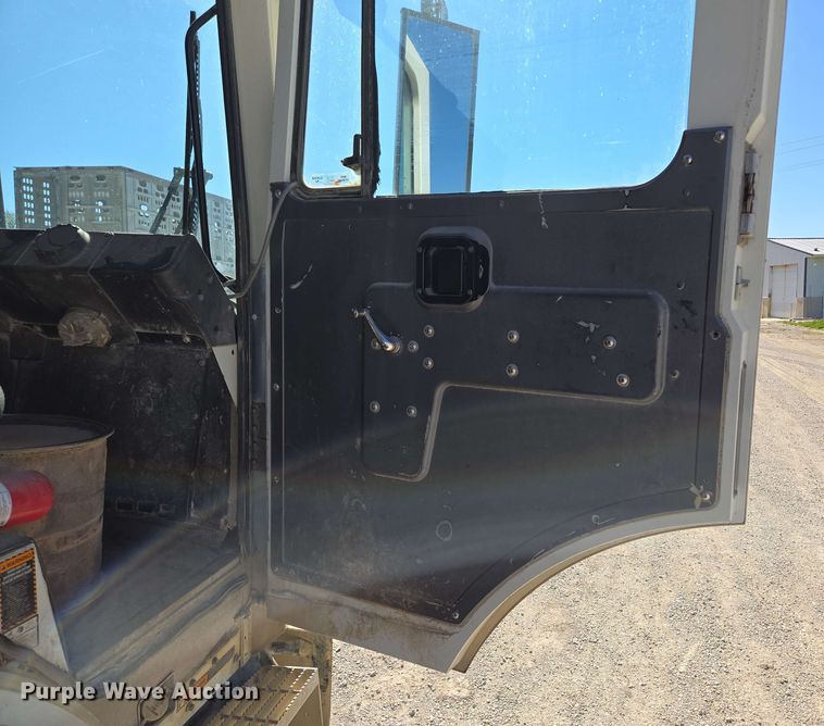 image for item EM7263 2014 Mack MRU613 refuse truck