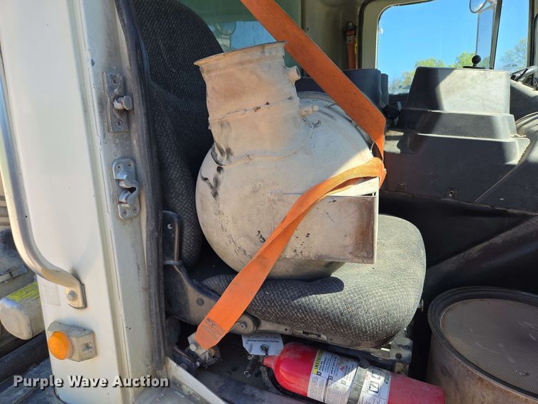 image for item EM7263 2014 Mack MRU613 refuse truck