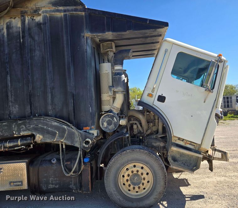 image for item EM7263 2014 Mack MRU613 refuse truck