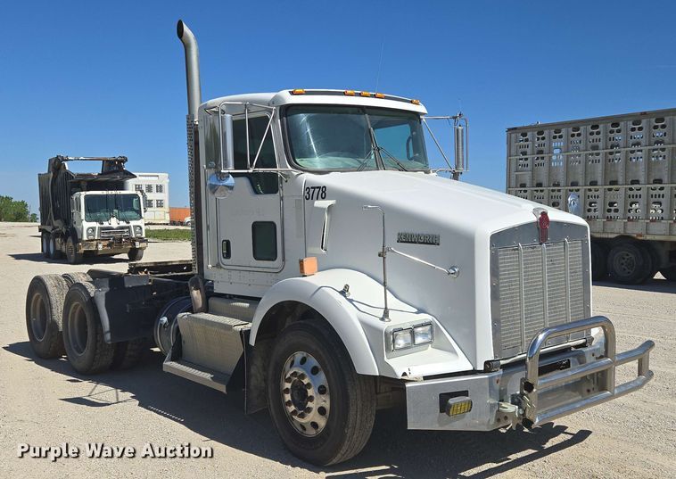 image for item EM7264 2012 Kenworth T800 semi truck