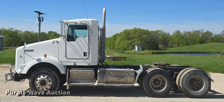 image for item EM7264 2012 Kenworth T800 semi truck