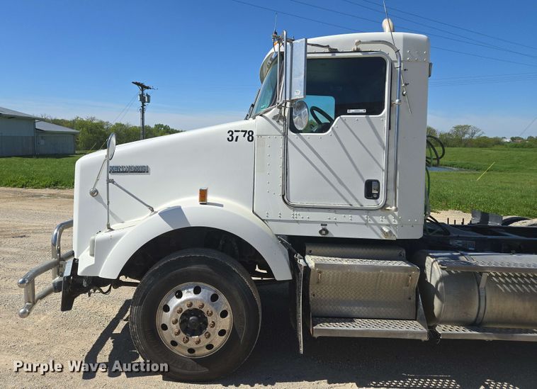 image for item EM7264 2012 Kenworth T800 semi truck