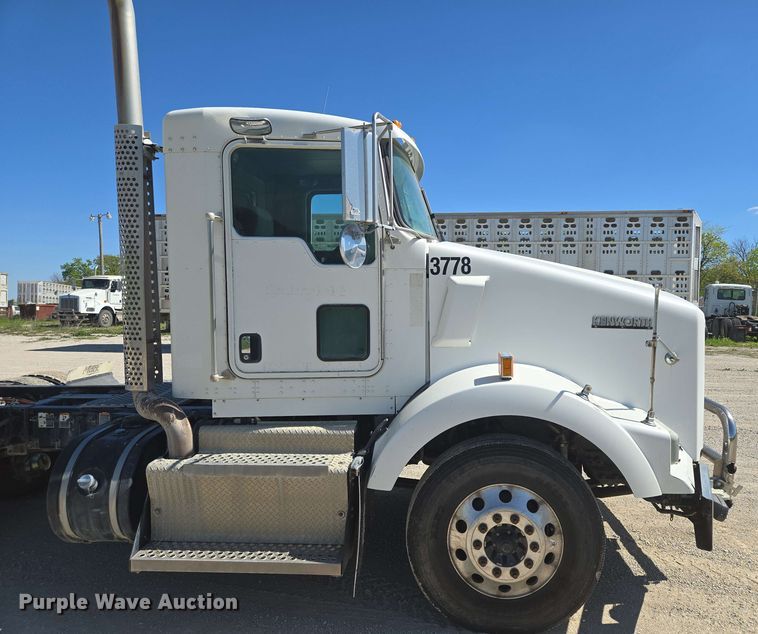 image for item EM7264 2012 Kenworth T800 semi truck