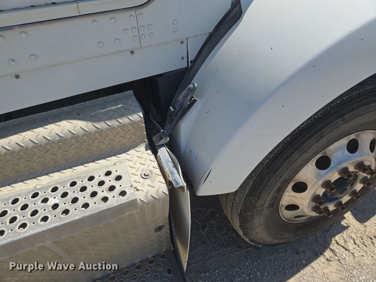 image for item EM7264 2012 Kenworth T800 semi truck