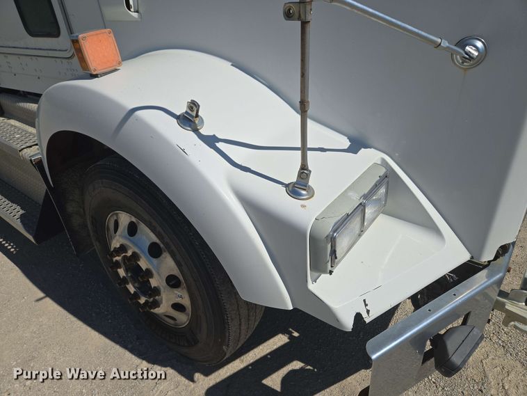 image for item EM7264 2012 Kenworth T800 semi truck