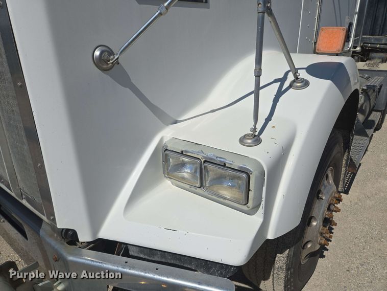 image for item EM7264 2012 Kenworth T800 semi truck