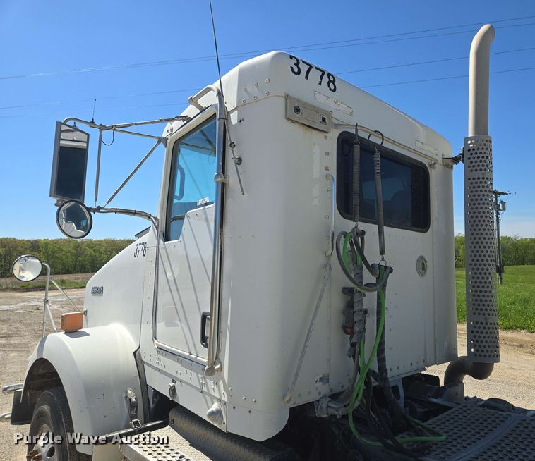 image for item EM7264 2012 Kenworth T800 semi truck