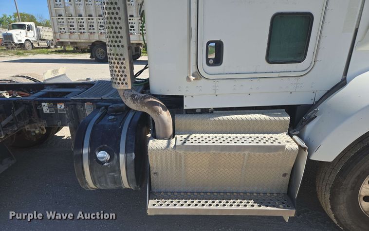 image for item EM7264 2012 Kenworth T800 semi truck