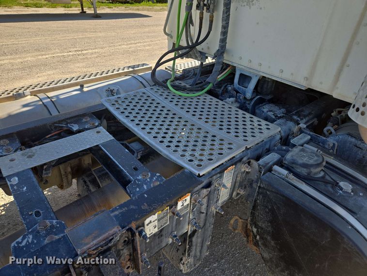 image for item EM7264 2012 Kenworth T800 semi truck