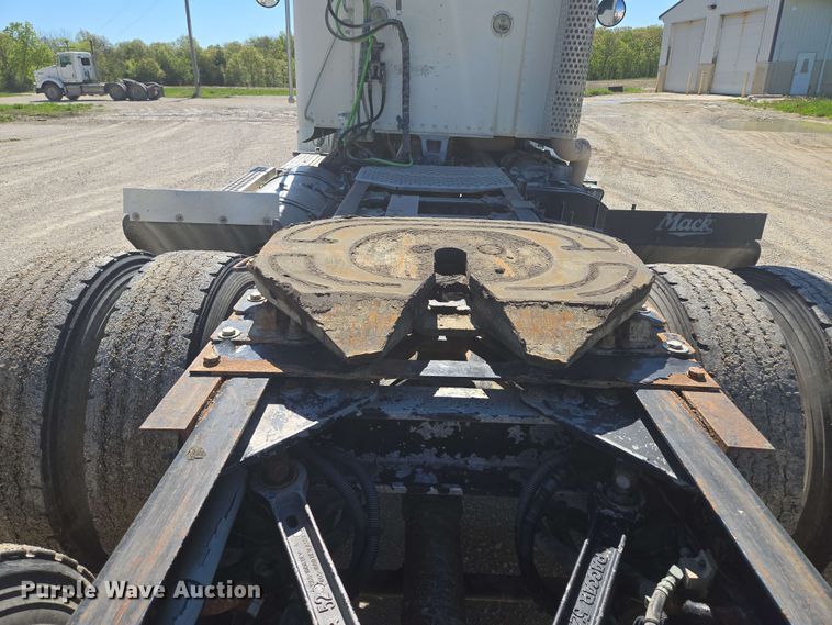 image for item EM7264 2012 Kenworth T800 semi truck