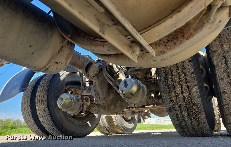 image for item EM7264 2012 Kenworth T800 semi truck