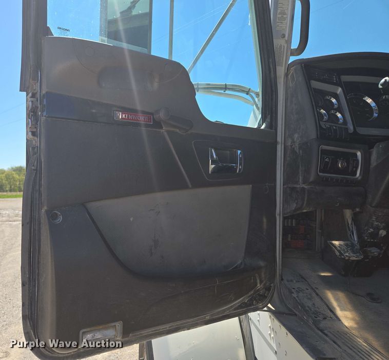 image for item EM7264 2012 Kenworth T800 semi truck