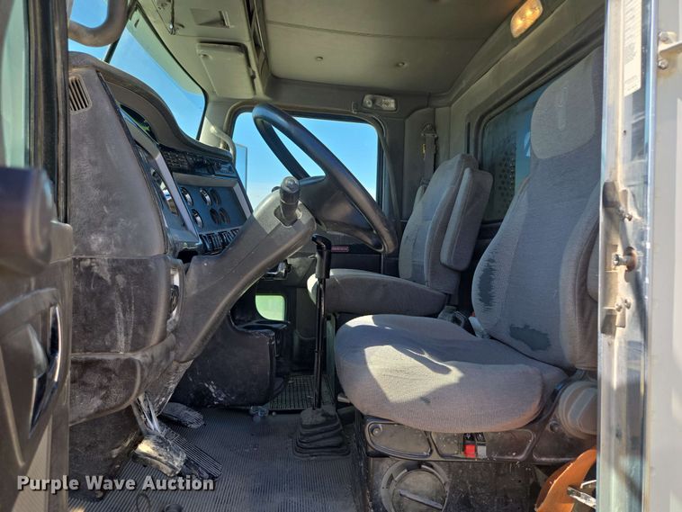 image for item EM7264 2012 Kenworth T800 semi truck