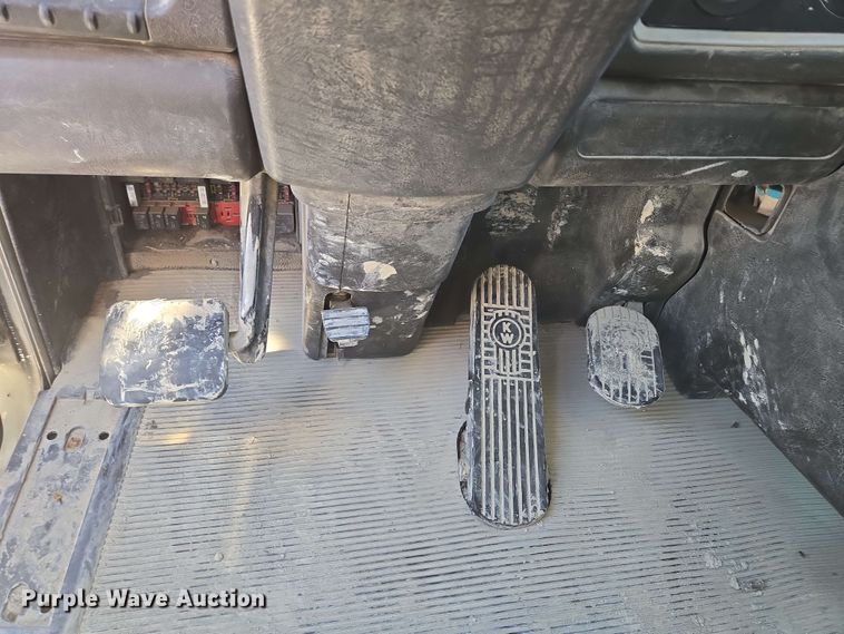 image for item EM7264 2012 Kenworth T800 semi truck