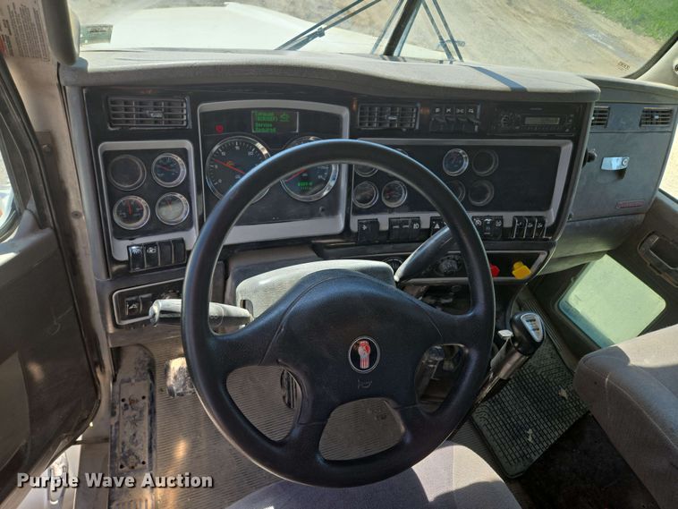 image for item EM7264 2012 Kenworth T800 semi truck