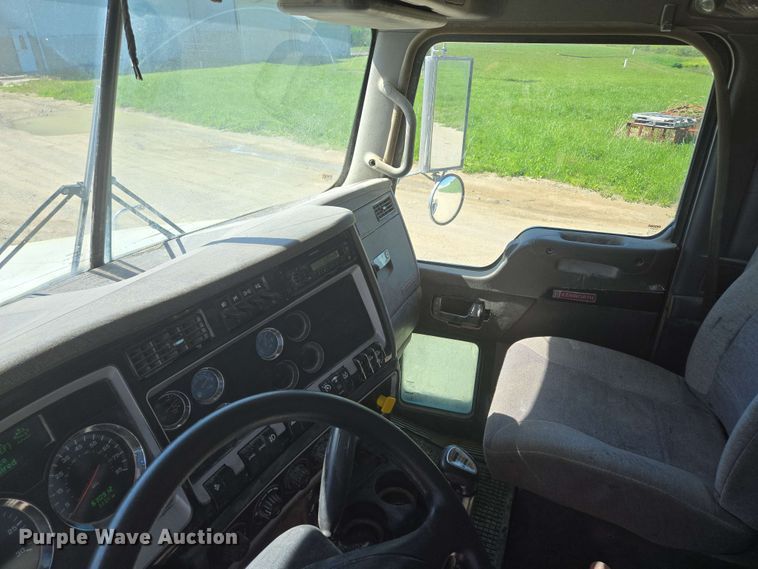 image for item EM7264 2012 Kenworth T800 semi truck