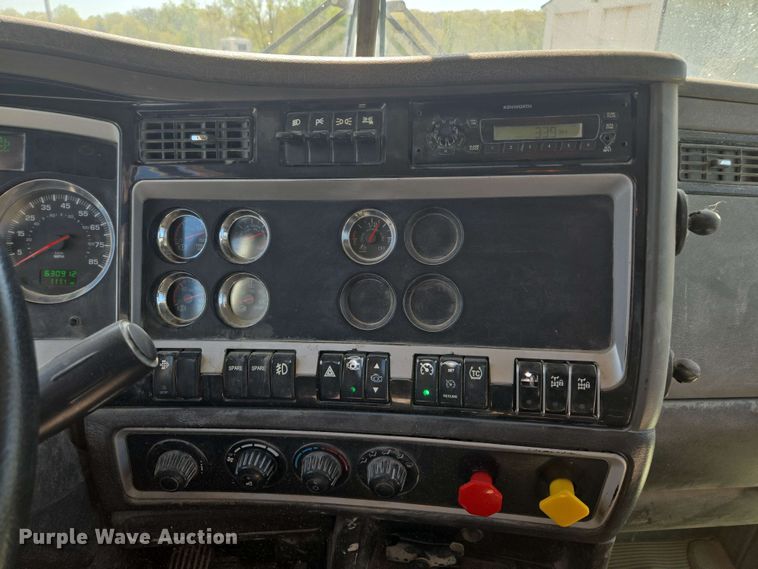 image for item EM7264 2012 Kenworth T800 semi truck