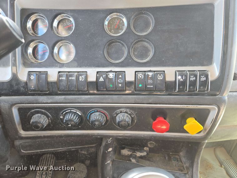 image for item EM7264 2012 Kenworth T800 semi truck