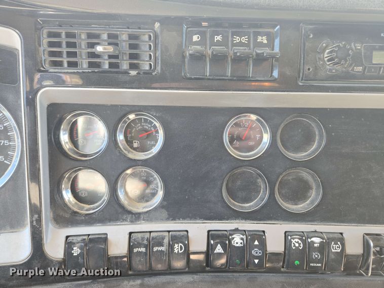 image for item EM7264 2012 Kenworth T800 semi truck