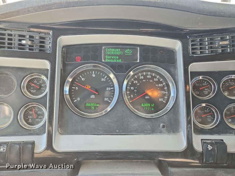 image for item EM7264 2012 Kenworth T800 semi truck