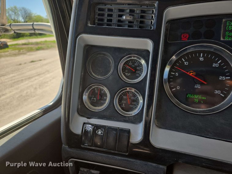 image for item EM7264 2012 Kenworth T800 semi truck