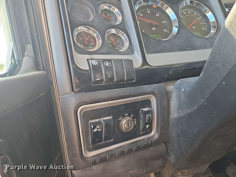 image for item EM7264 2012 Kenworth T800 semi truck