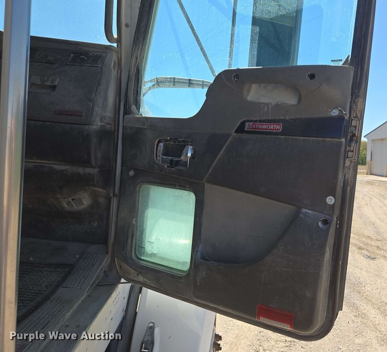 image for item EM7264 2012 Kenworth T800 semi truck