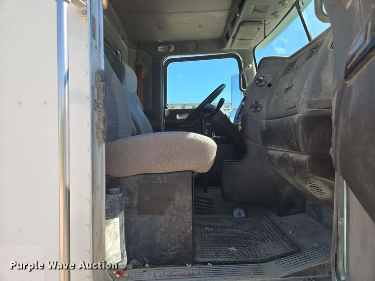 image for item EM7264 2012 Kenworth T800 semi truck